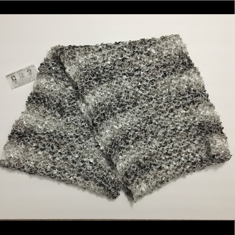 Infinity Loop Women’s Scarf - Picture 3 of 3